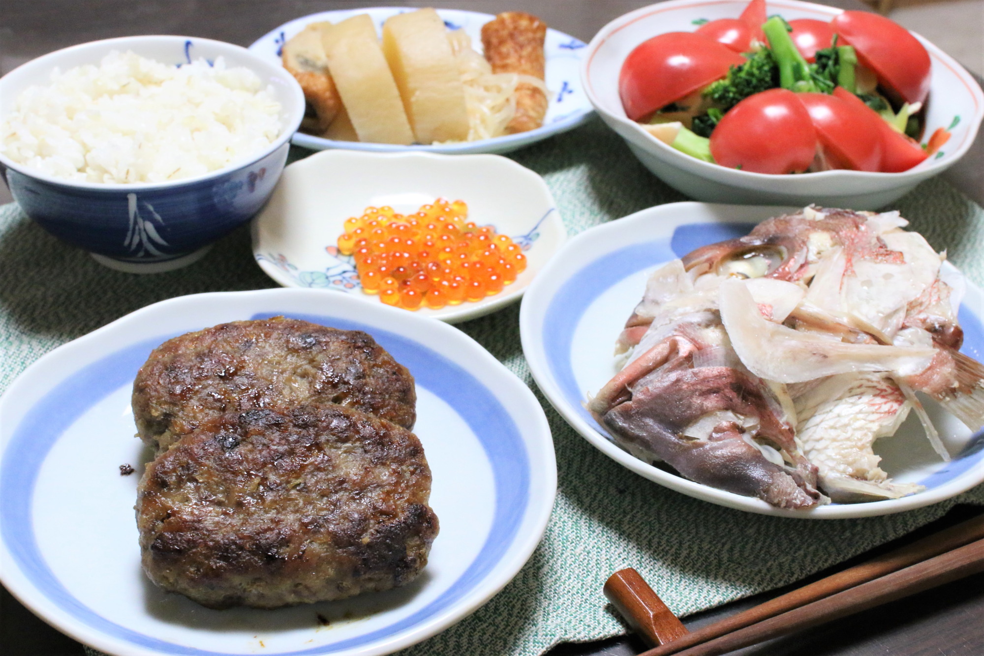 肉と魚でメインが２つ 金曜日限定の肉屋のハンバーグと鯛のあらの炊いたん おばあめし