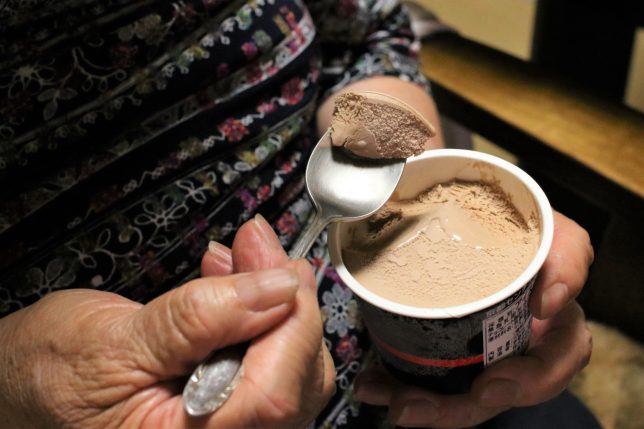 暑いのでアイスクリームを食べる祖母