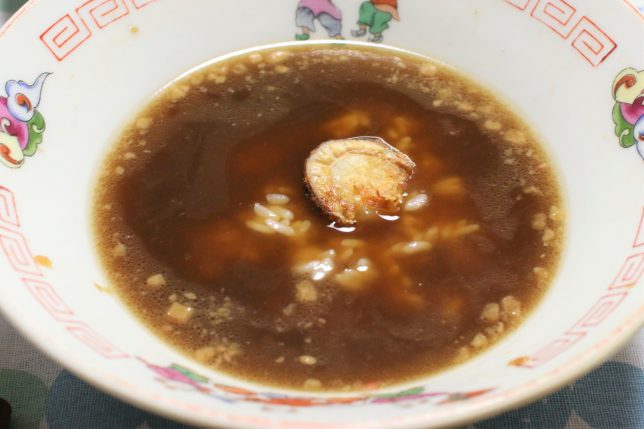 阿藻珍味「あもちんの尾道ラーメン」の残ったスープに、ごはんと焼きホタテを投入