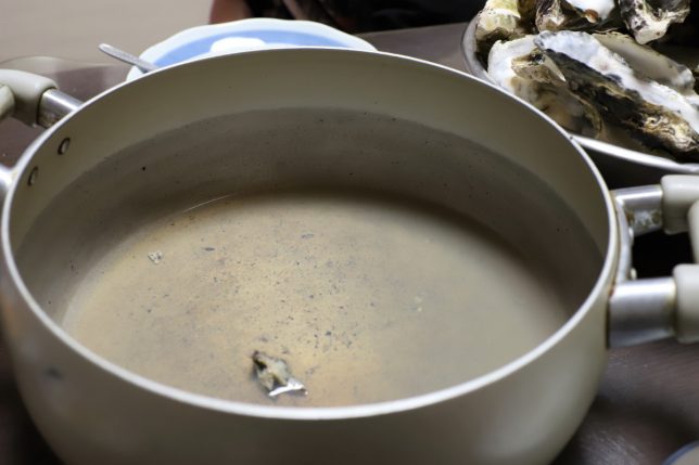 蒸し牡蠣をすべて平らげて空っぽになった鍋
