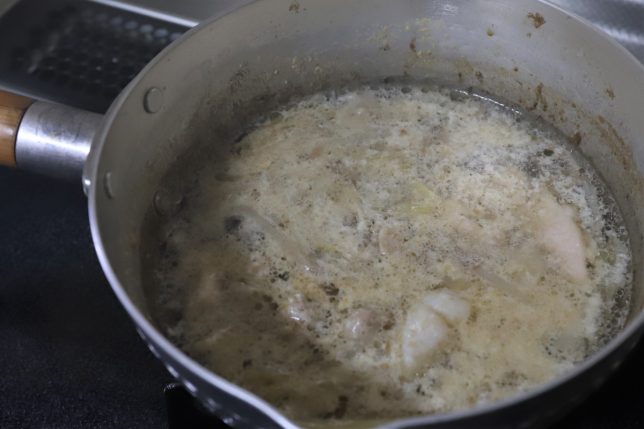 「マルちゃん正麺　豚骨味」のスープを鍋で作っているところ