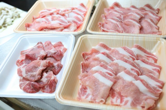 ピリ辛とり野菜みそ鍋に入れる豚肉と牛肉
