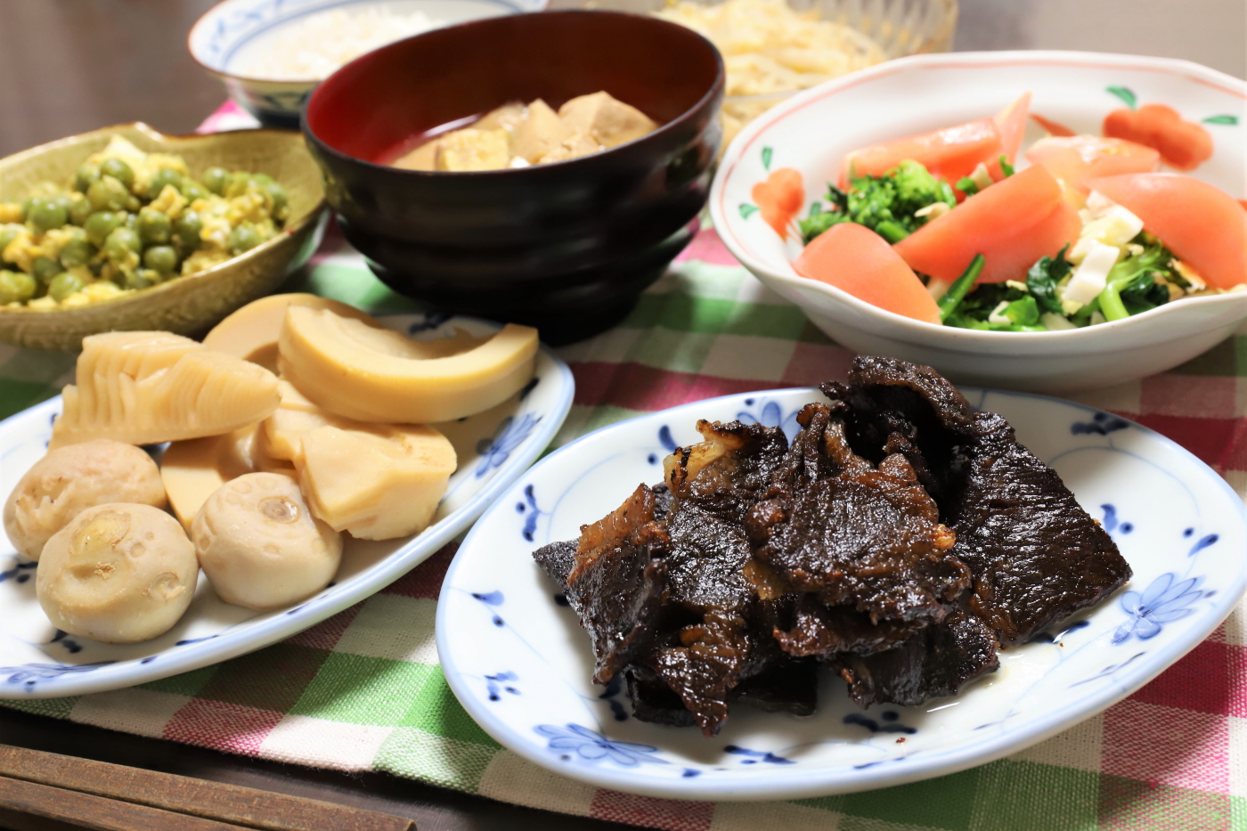 黒く焦げた国産牛肉や煮物など、祖母（おばあ）が作った晩ごはんのメニュー