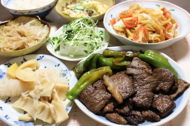牛肉と万願寺とうがらしの焼いたものや、タケノコの煮物など、祖母（おばあ）が作った晩ごはんのメニュー