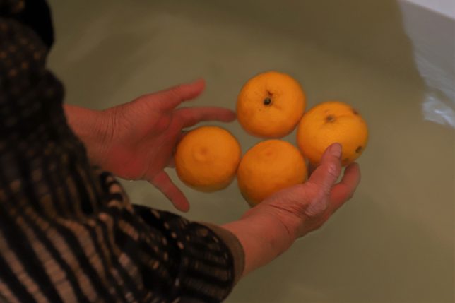 冬至の柚子湯をつくっている祖母（おばあ）