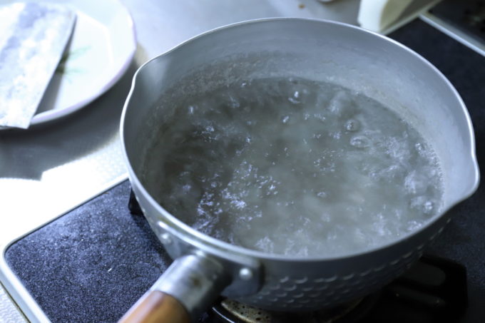 鍋の中で湯が沸騰しているところ