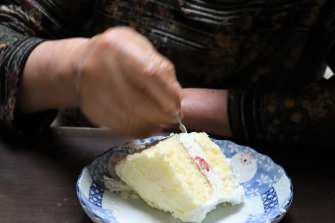 祖母（おばあ）が誕生日ケーキを食べているところ