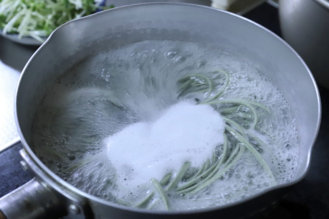 氷見うどん（よもぎめん）を鍋で茹でているところ