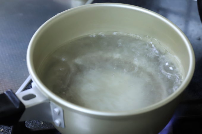 片手鍋に入れた湯が沸騰しているところ