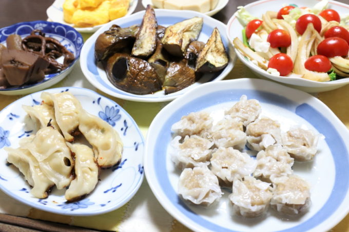 東洋水産「黒豚シュウマイ」や味の素冷凍ギョーザ、焼き茄子など、祖母（おばあ）の家の晩ごはん
