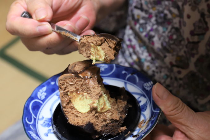 祖母（おばあ）が食べているチョコレートケーキの断面