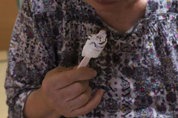 祖母（おばあ）が手に持つ、森永製菓のアイス「パリパリバー」