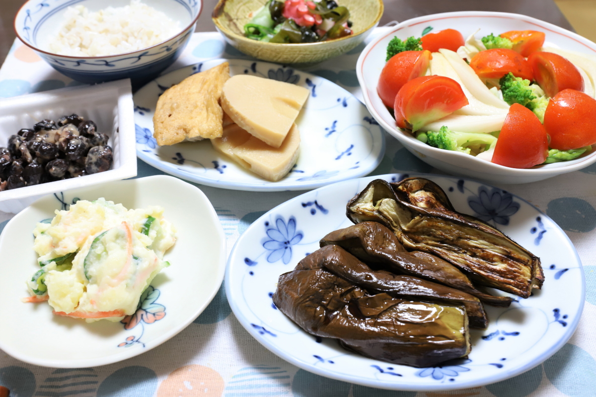 焼き茄子やポテトサラダ、タケノコの煮物など、祖母（おばあ）が作った野菜ばかりの晩ごはん