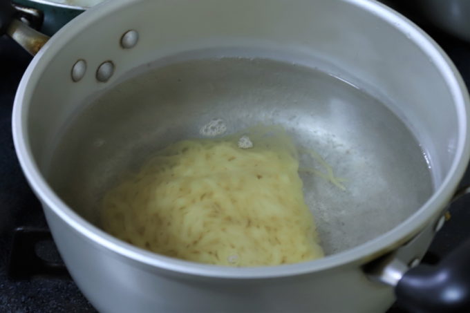 あもちん）の味噌ラーメンの麺を鍋に入れて茹でているところ