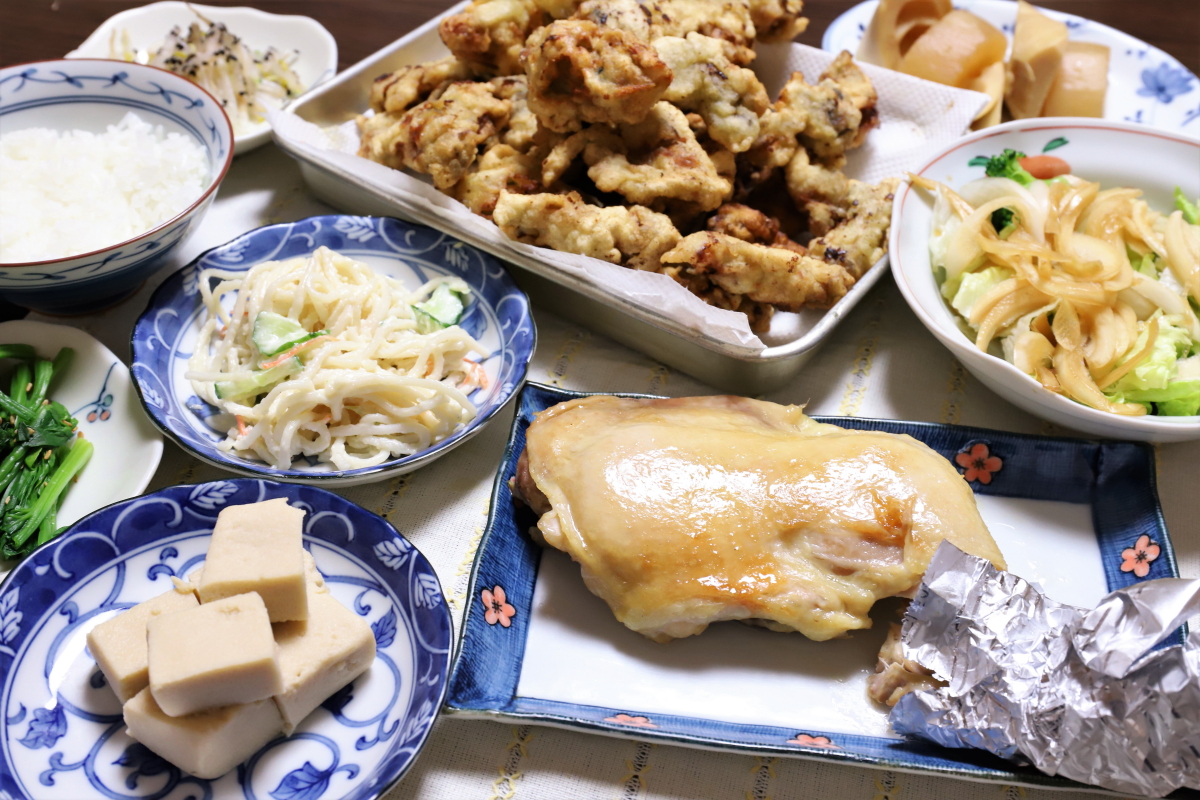 鶏のもも焼きや牡蠣の天ぷらなど、祖母（おばあ）がクリスマスイブに作った晩ごはん