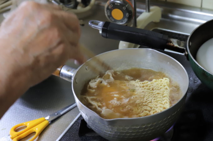 サッポロ一番味噌ラーメンの麺を鍋に入れて煮ているところ