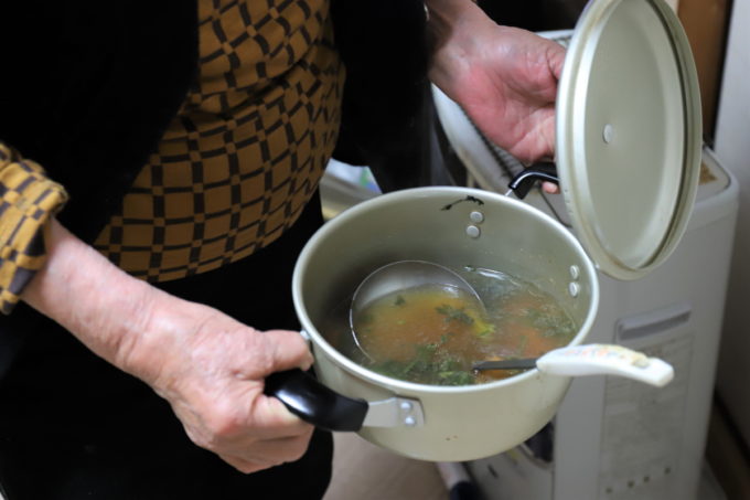 雑煮の鍋を持つ祖母（おばあ）
