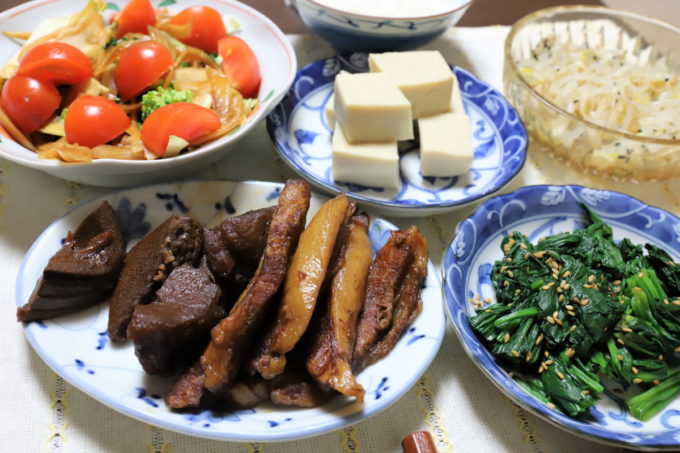 豚トロの煮物や高野豆腐など、祖母（おばあ）が作った晩ごはん