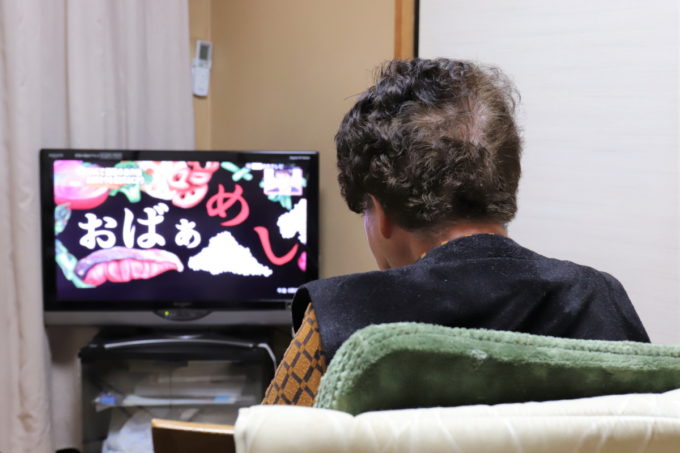 テレビを見ている祖母（おばあ）