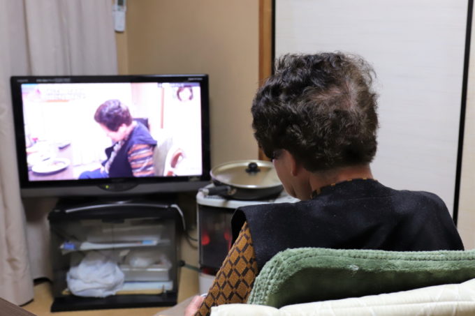 自分が映っているテレビを見ている祖母（おばあ）