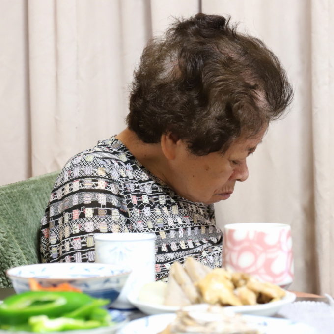 食後に座ったまま眠っている祖母（おばあ）