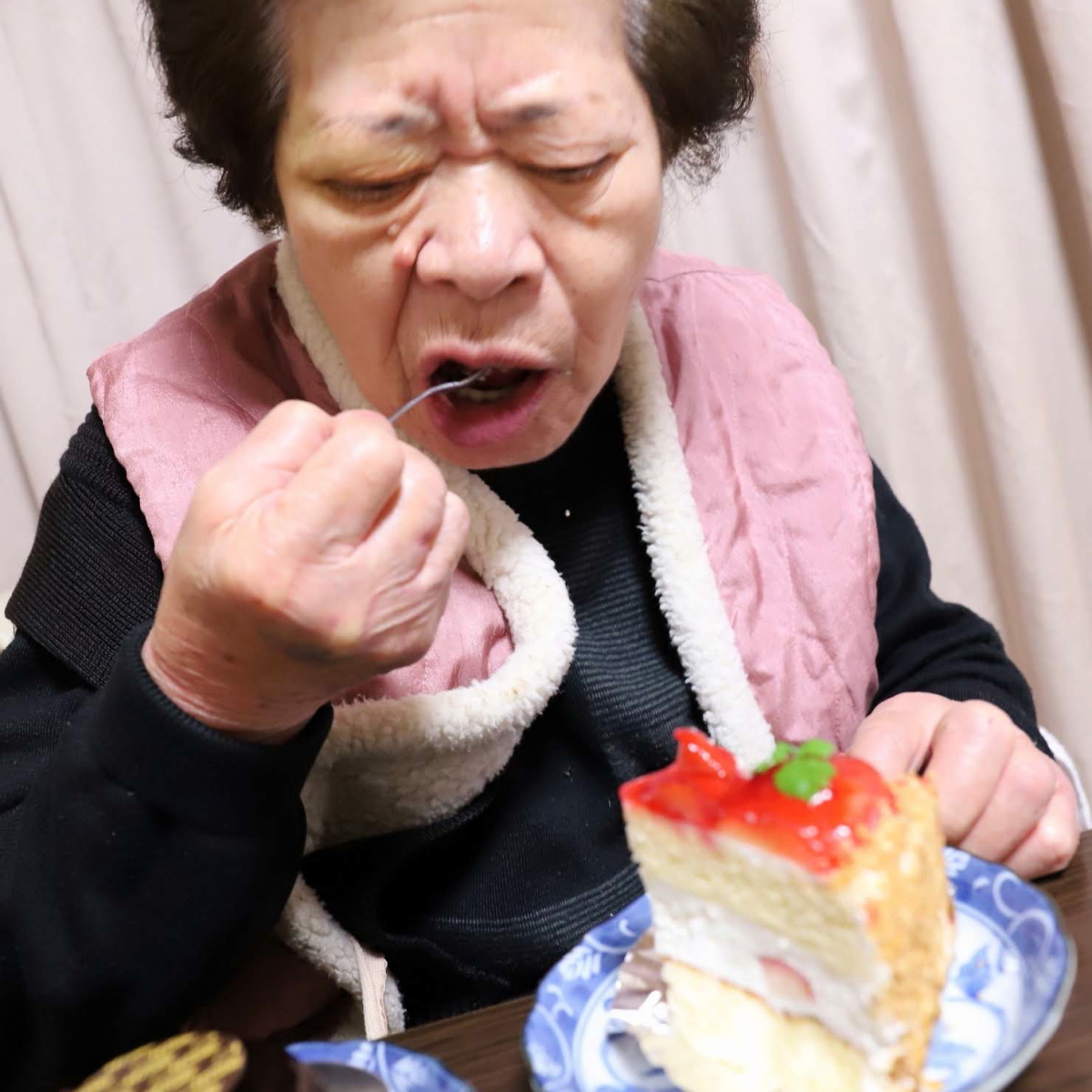 クリスマスイブにケーキを食べる祖母
