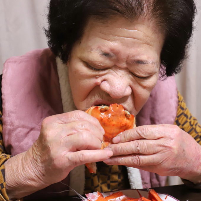 カニの甲羅のカニミソを食べる祖母