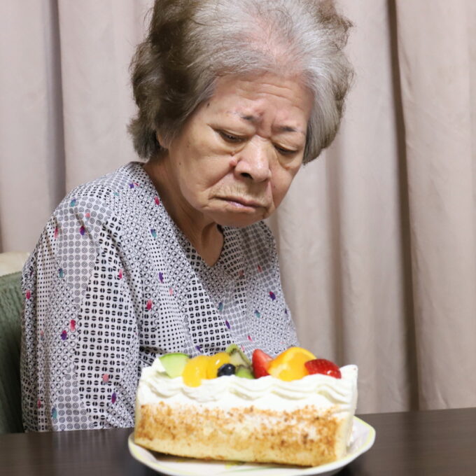 ロールケーキを見る祖母