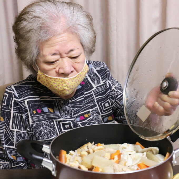 鍋の蓋を開ける祖母・おばあ