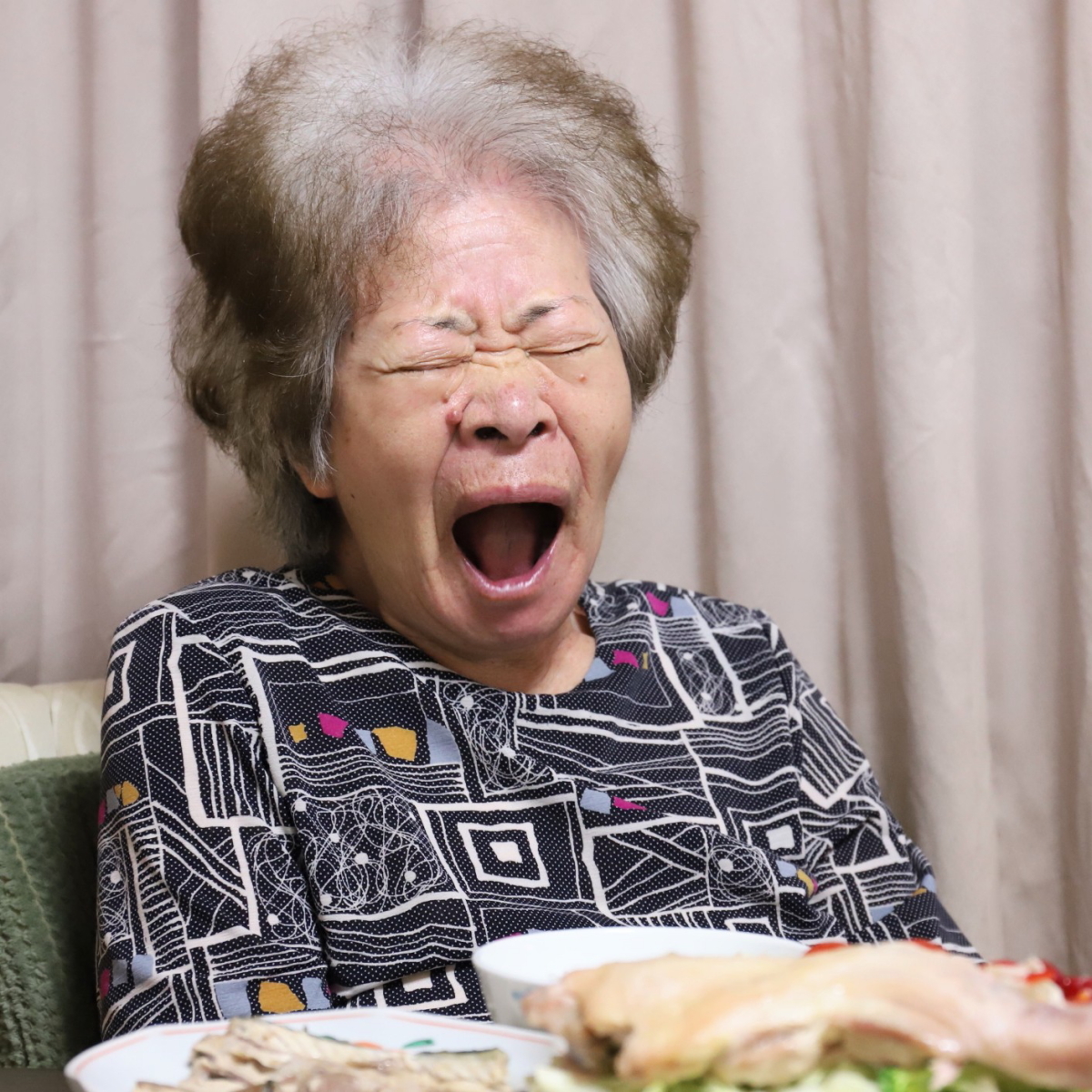 あくびをしている祖母（おばあ）
