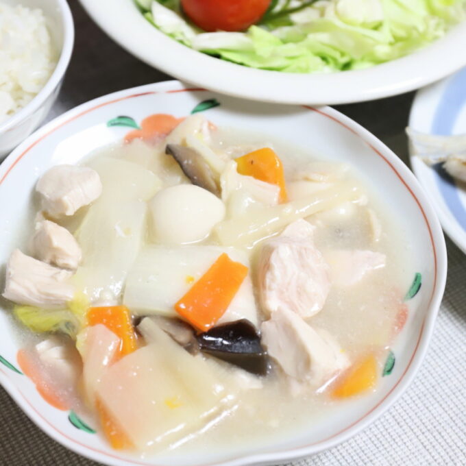 皿に盛りつけた八宝菜『日本ハム 中華名菜 白菜があればすぐできる！ 八宝菜』使用