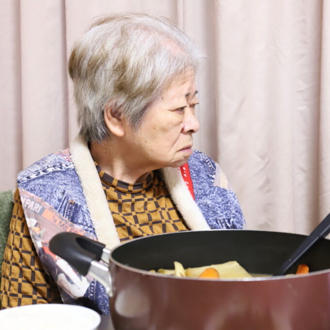 食後にテレビを観ている祖母