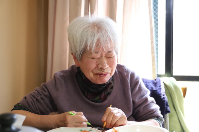 食後の笑顔の祖母