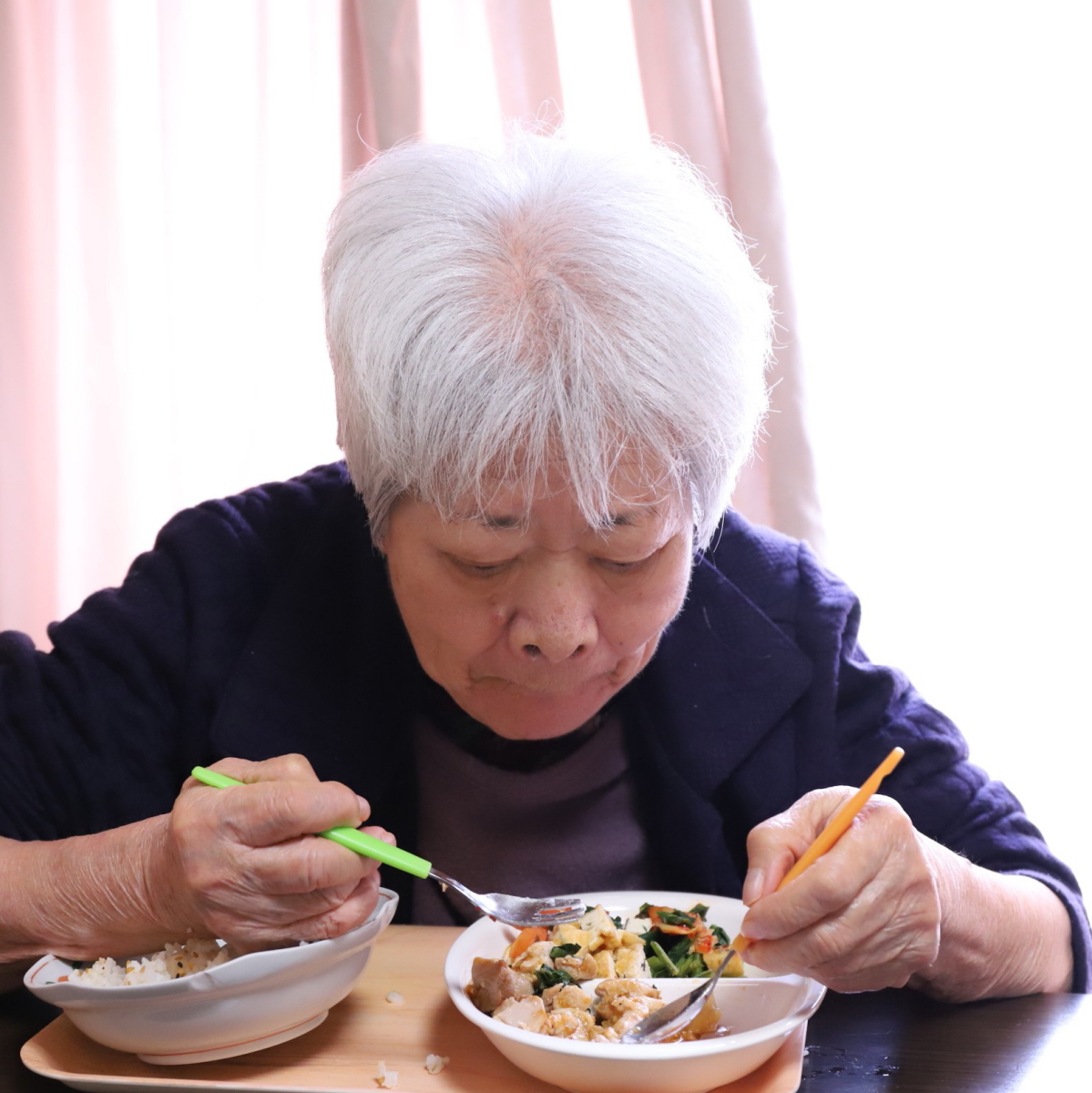 食事中の祖母（おばあ）