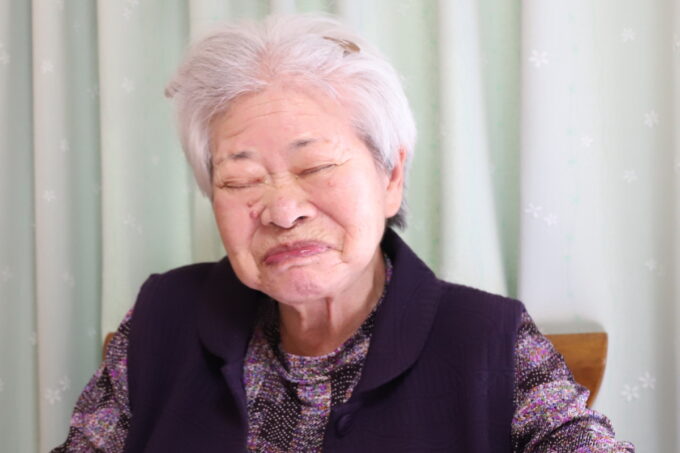 大好きな甘いブドウを食べて笑顔の祖母の顔