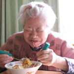 皿うどんを食べる祖母（おばあ）
