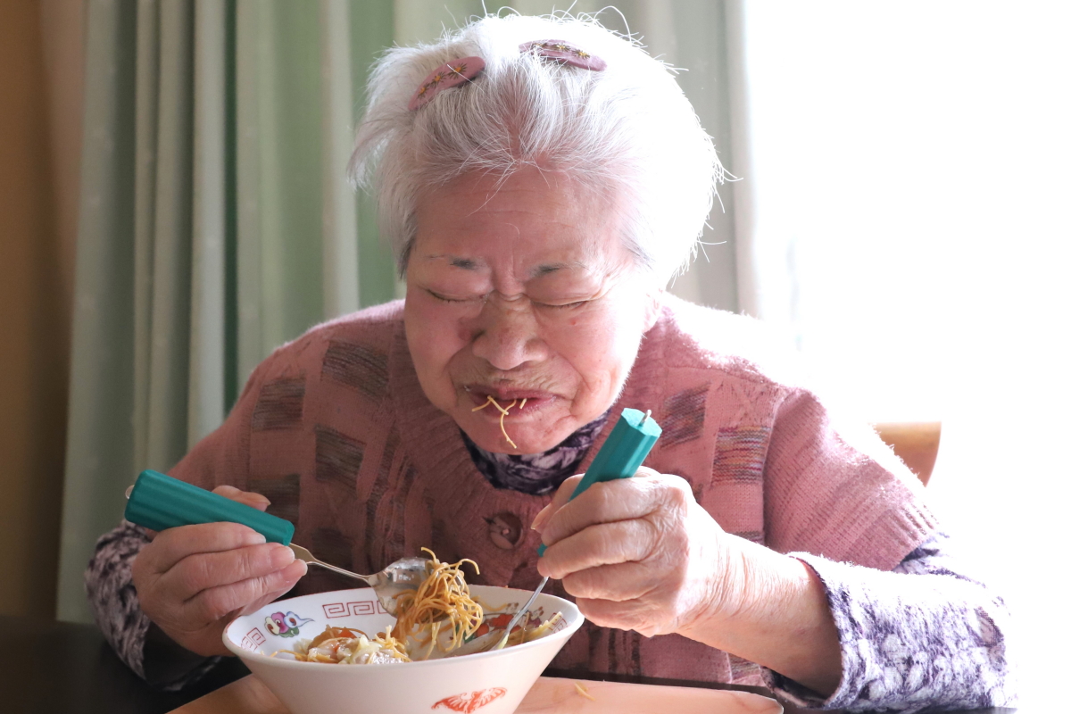 皿うどんを食べる祖母（おばあ）