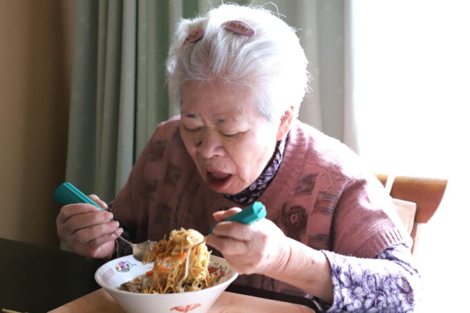 皿うどんを食べている祖母（おばあ）