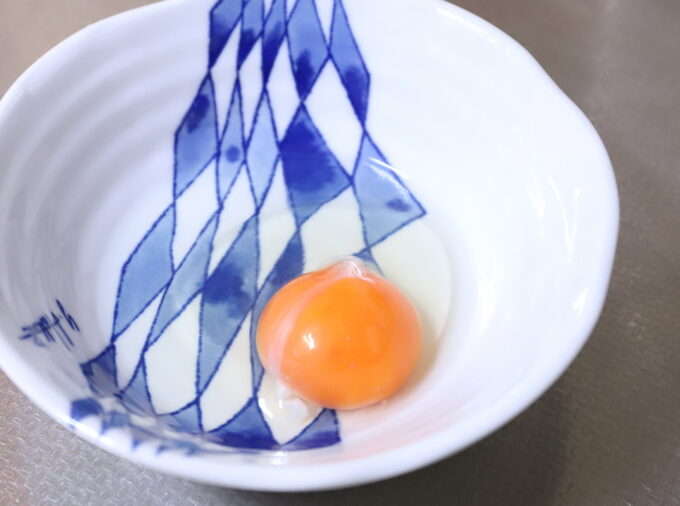 皿に割った生卵