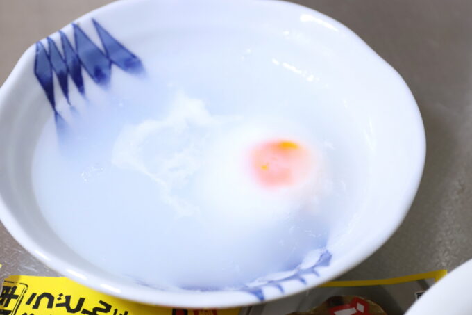 電子レンジで作った温泉卵が皿に入っている