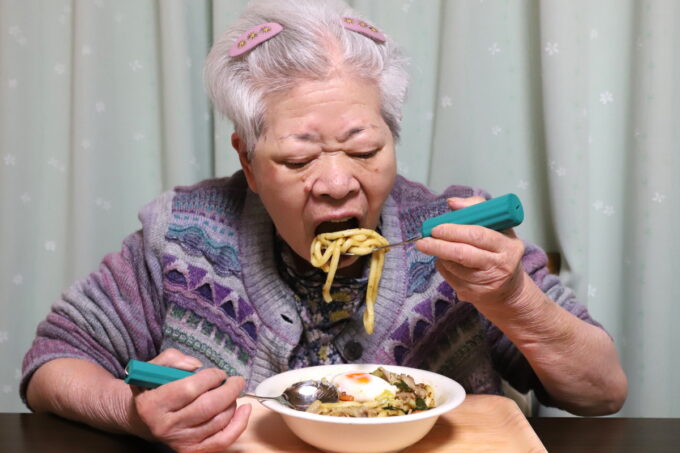 ゴーゴーカレーまぜめんを食べる祖母