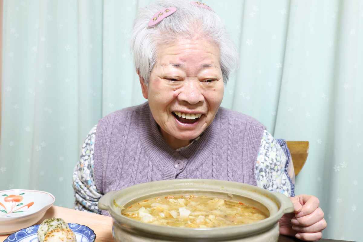 とり野菜みそで作った鍋を見て笑顔の祖母（おばあ）