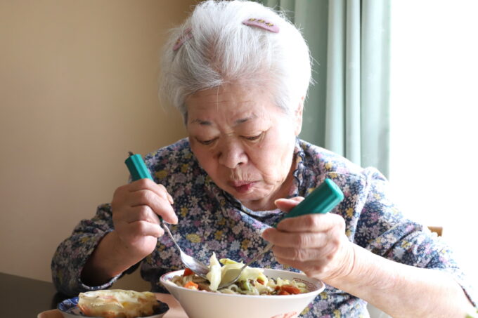 ちゃんぽん麺を食べる祖母