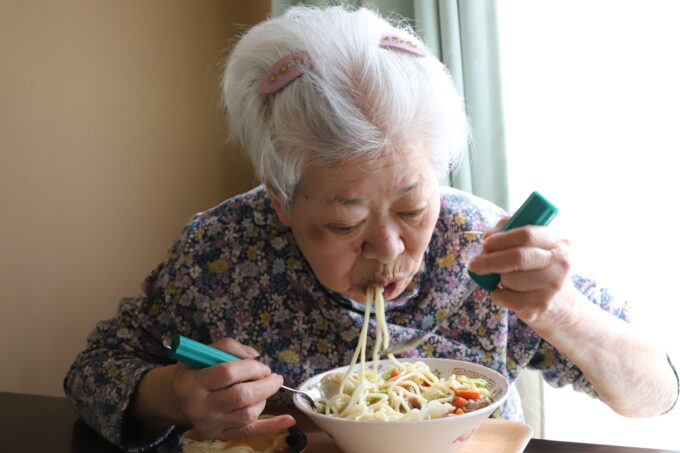 ちゃんぽん麺を豪快にすする祖母（おばあ）