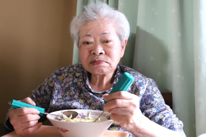 長崎ちゃんぽんを食べようとする祖母