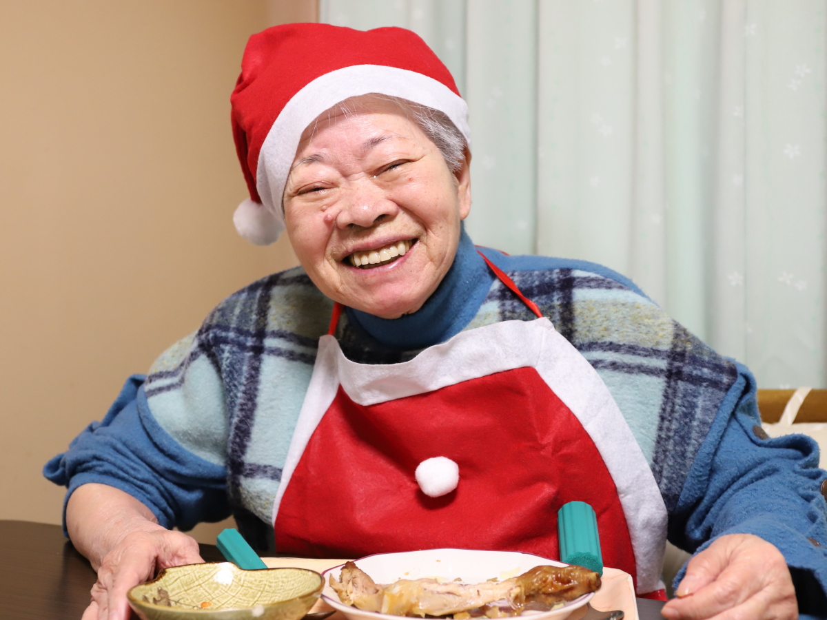 クリスマスの料理を完食して笑顔の祖母