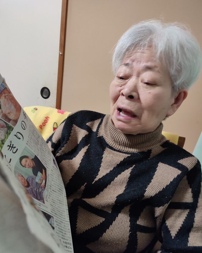 新聞を読んで驚く祖母