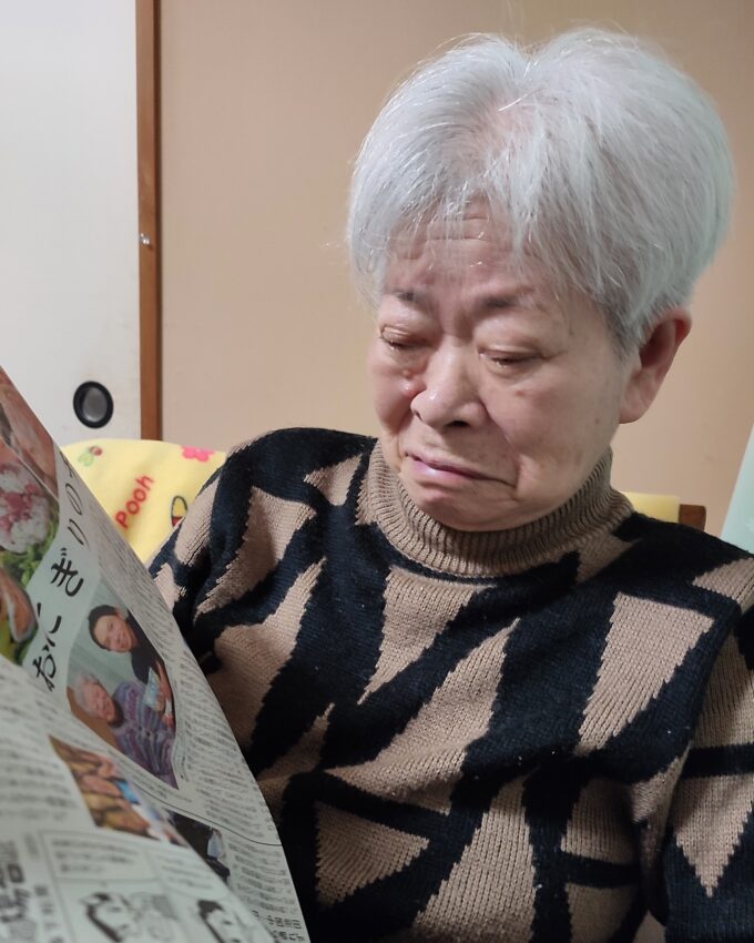 新聞を読んで感動する祖母