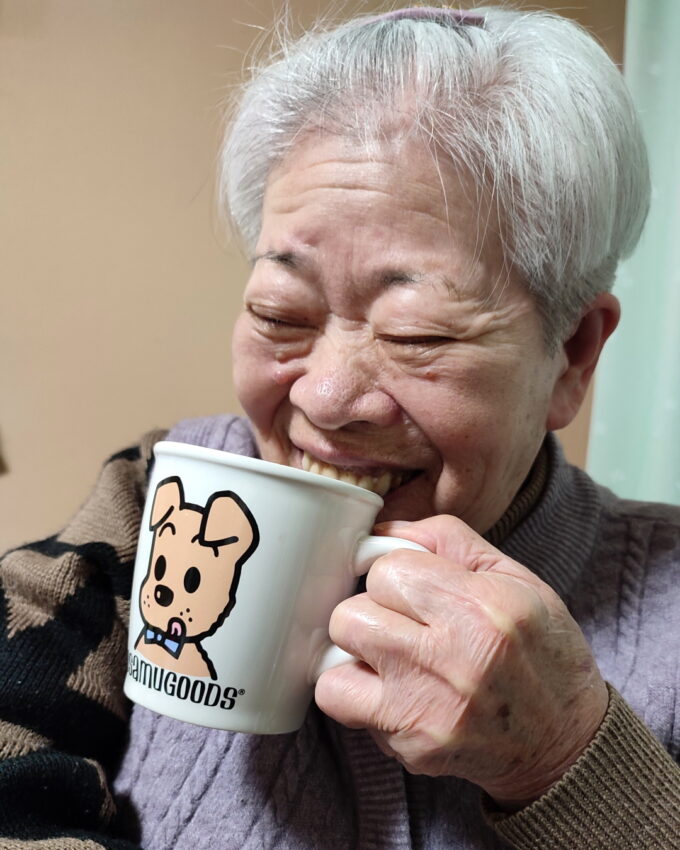 チョコレートを食べて紅茶の飲む祖母（おばあ）