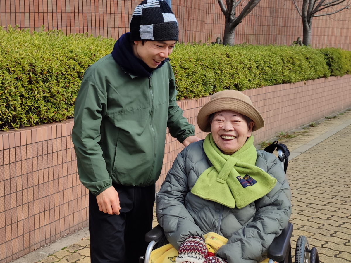車椅子で病院の前で写真に写る祖母と孫